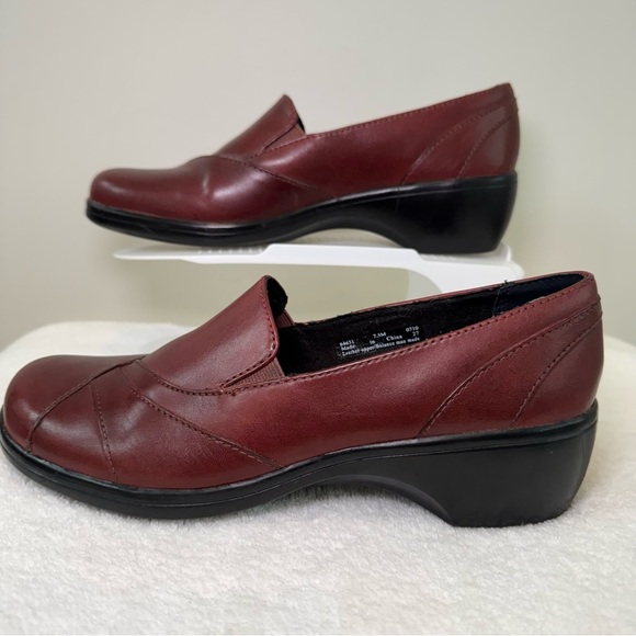 Clarks Womens size 7.5 Burgundy Leather Slip-On Casual Wedge‎ Loafers - Picture 6 of 8